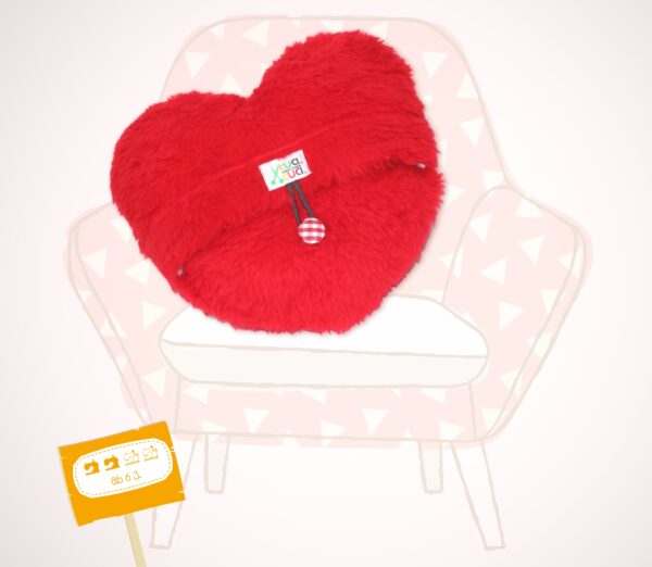 DIY Herzkissen rot auf ein gemalter Sessel in Pastellfarben